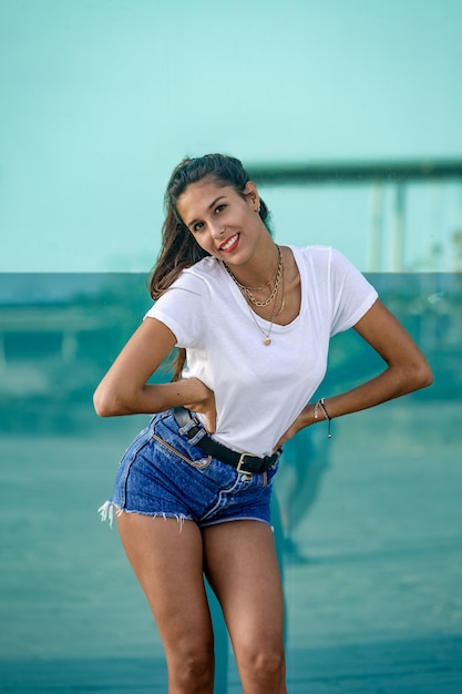 Mujer sonriente con las manos en la cintura