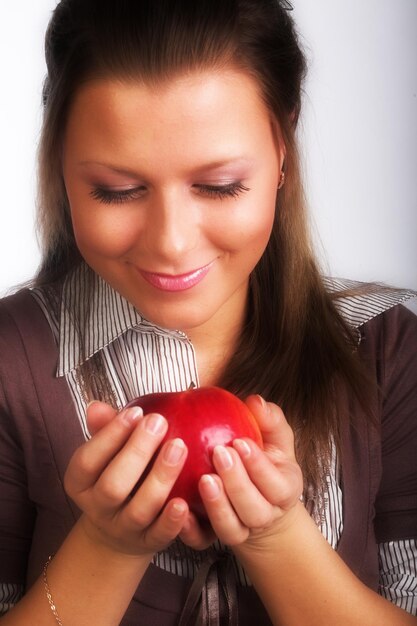 Mujer sonriente con manzana roja