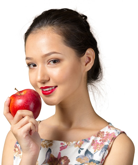 Mujer sonriente con manzana roja