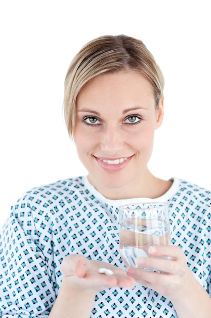 Mujer sonriente con medicina