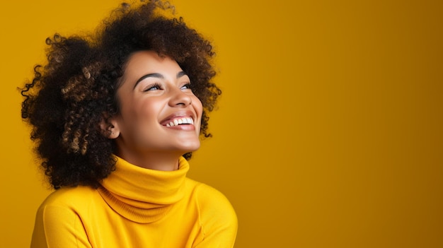 Foto una mujer sonriente mirando hacia el lado en un fondo brillante