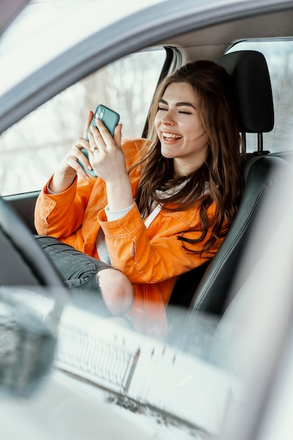 Mujer sonriente mirando su teléfono