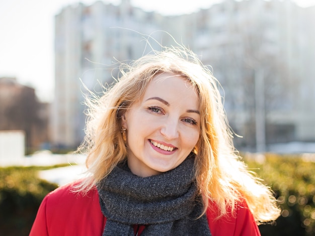 Mujer sonriente, mirar, cicatrizarse, retrato, de, joven, mujer hermosa, aire libre