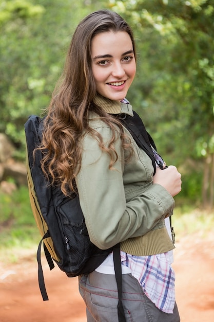 Mujer sonriente con mochila