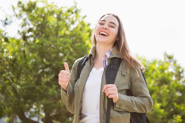 Mujer sonriente con mochila