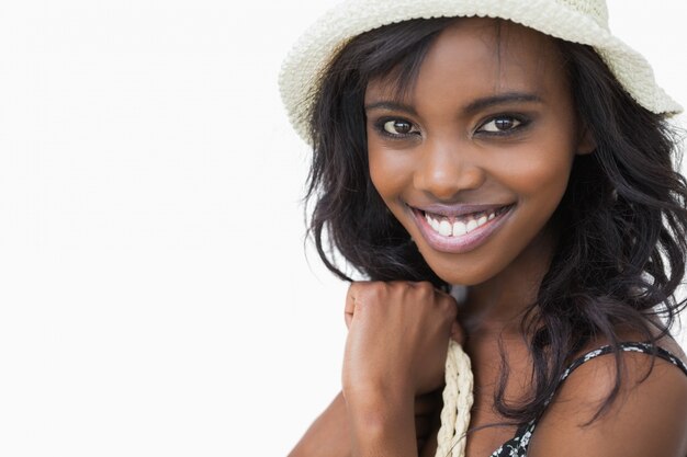 Mujer sonriente en la moda de verano