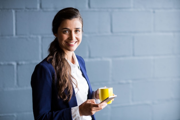 mujer sonriente en la oficina