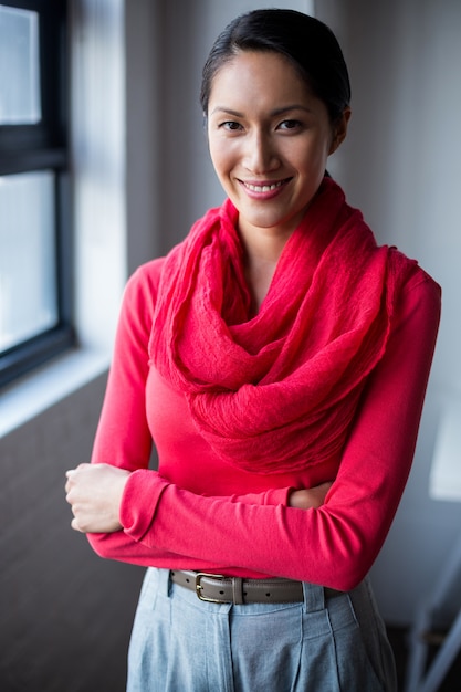 mujer sonriente en la oficina