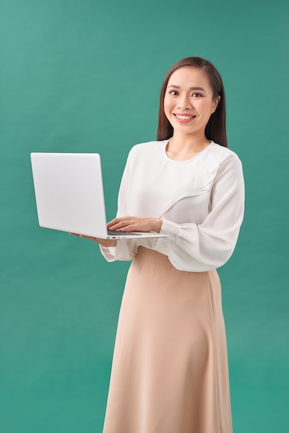 Mujer sonriente con ordenador portátil