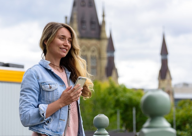 Mujer sonriente en el Parlamento de Canadá en Ottawa