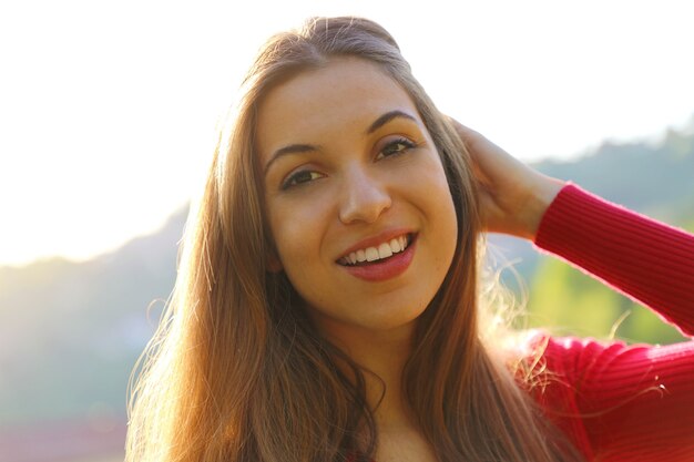 Mujer sonriente, en el parque