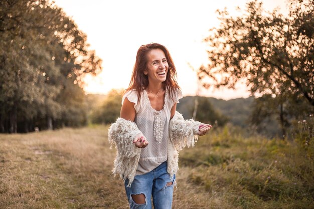 Foto mujer sonriente de pie en el campo