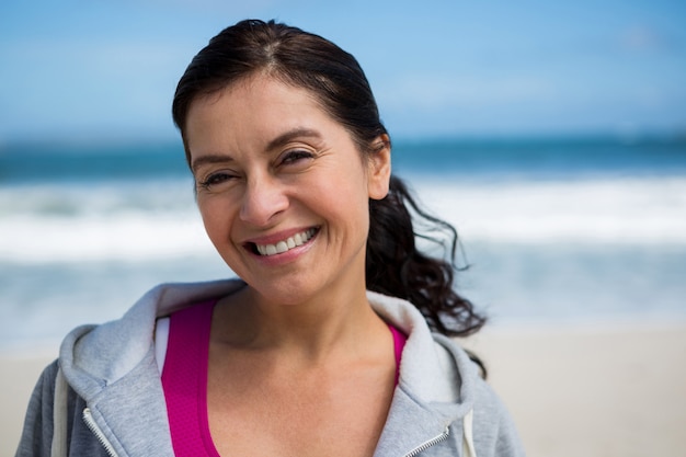 Mujer sonriente en la playa