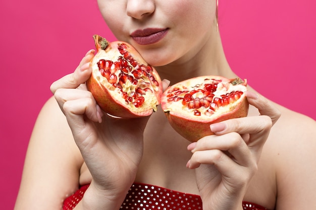 Mujer sonriente con pomelo cortado por la mitad fruta en mano