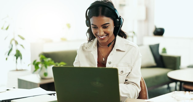 Mujer sonriente y portátil con auriculares en el centro de llamadas para el servicio al cliente telemarketing y agente de ventas Asesor feliz y auriculares para la comunicación preguntas del cliente o asesoramiento de comercio electrónico en casa