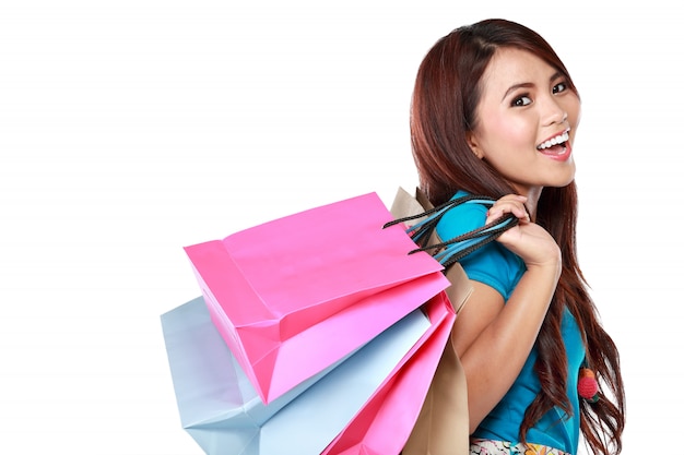 Mujer sonriente posando con bolsas de compras