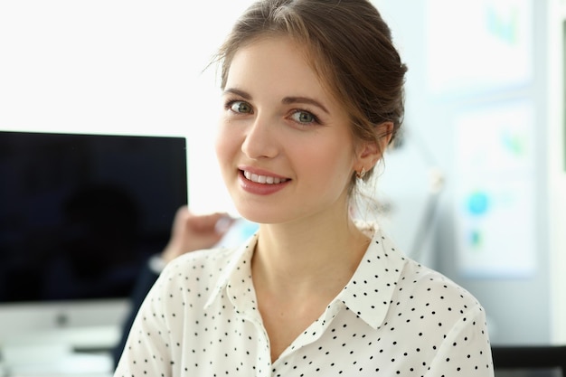 Mujer sonriente posando en la oficina corporativa moderna