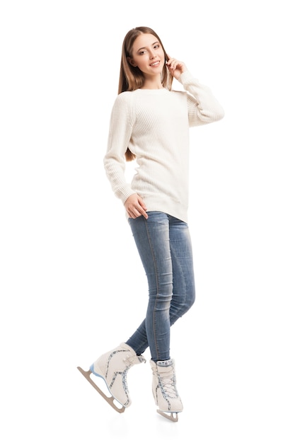 Mujer sonriente posando en un par de patines para hielo sobre fondo blanco.