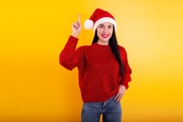 Mujer sonriente posando con un sombrero de Santa Claus