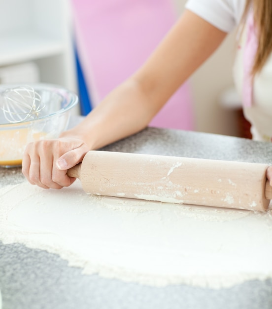 Mujer sonriente preparando un pastel de la cocina