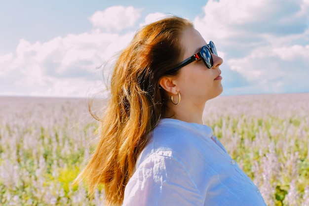 mujer sonriente, en, profundidad de campo