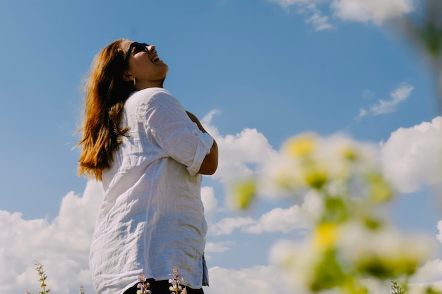 mujer sonriente, en, profundidad de campo