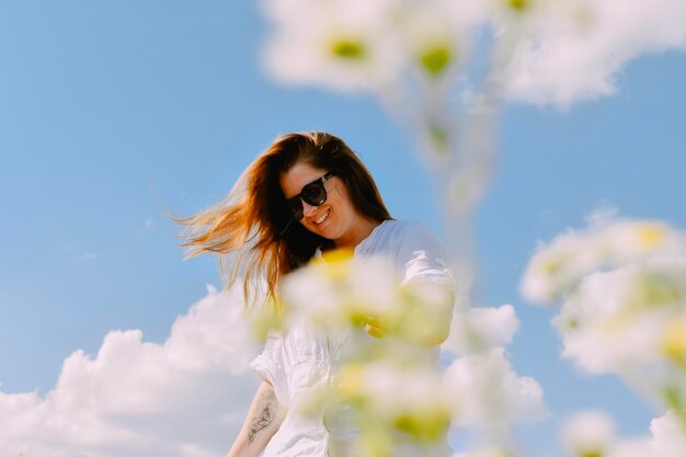 mujer sonriente, en, profundidad de campo