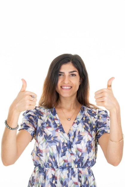 Mujer sonriente punto dos pulgar arriba chica morena éxito mirando feliz