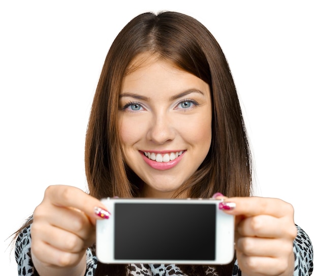 Mujer sonriente que muestra la pantalla del teléfono inteligente