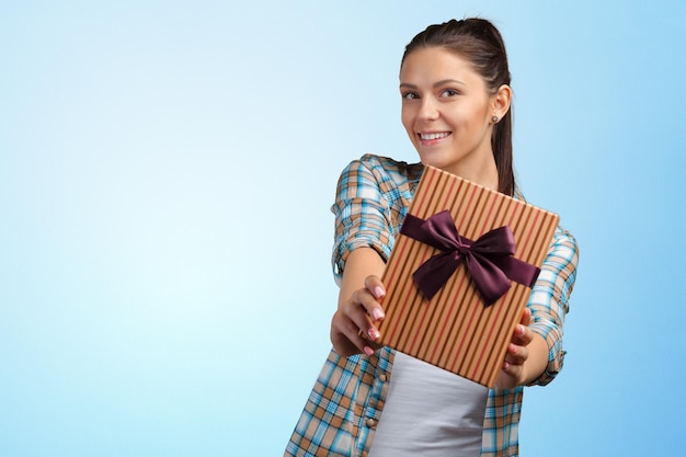 Mujer sonriente que sostiene la caja de regalo