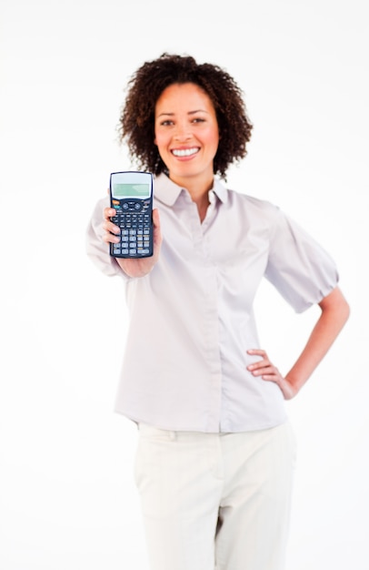 Mujer sonriente que sostiene una calculadora