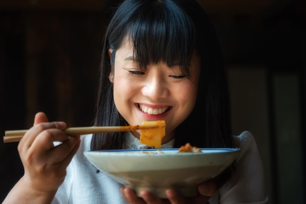 Mujer sonriente que tiene comida
