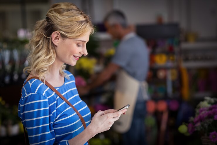 Foto mujer sonriente que usa el teléfono móvil