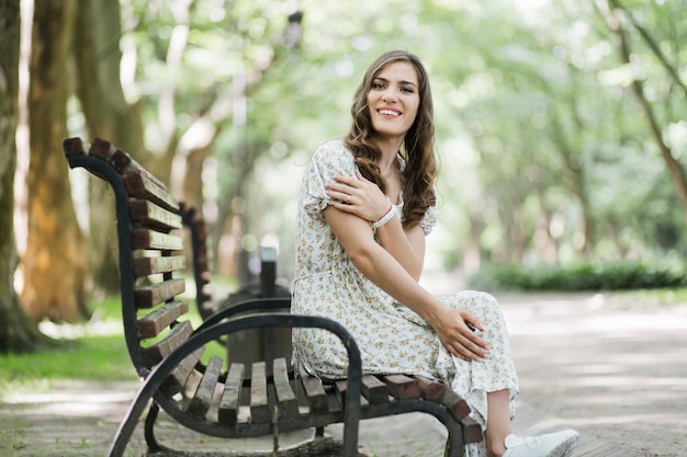 Mujer sonriente que vive con discapacidad posando en el parque