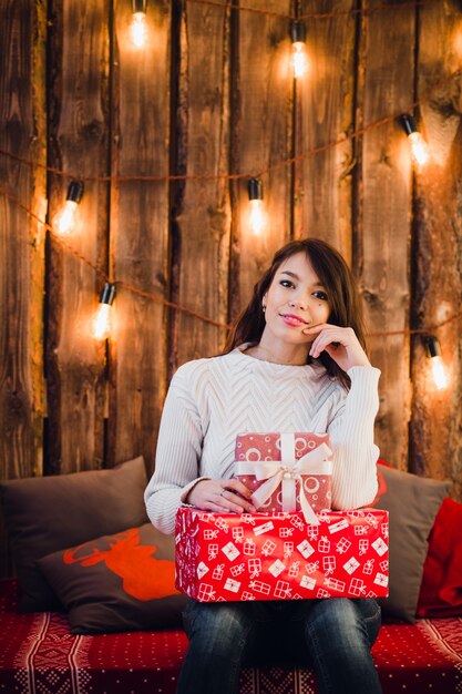 Foto mujer sonriente con regalos de navidad