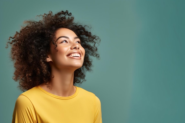 Mujer sonriente con ropa amarilla contra un fondo amarillo IA generativa