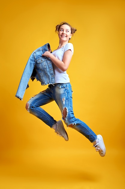 Mujer sonriente con ropa vaquera