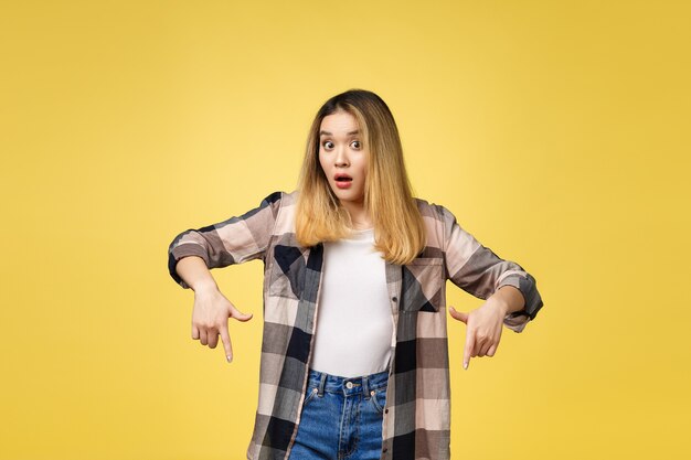 Mujer sonriente, señalar con el dedo, lado