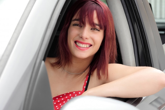 Mujer sonriente sentada en coche