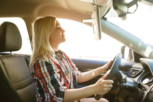 Mujer sonriente sentada en el coche