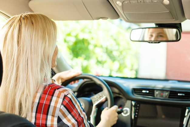 Mujer sonriente sentada en el coche