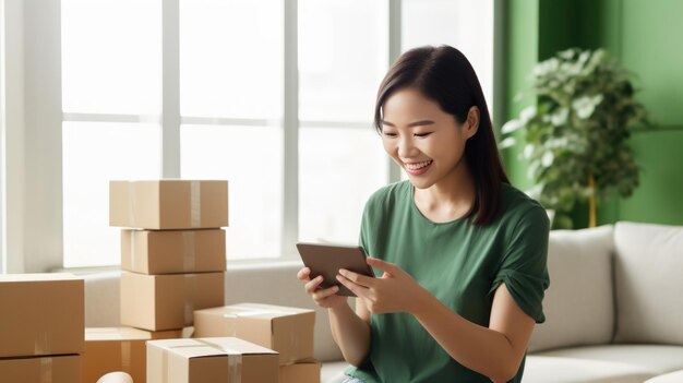 Mujer sonriente sentada en un sofá con un teléfono rodeada de cajas de entrega