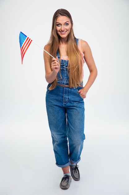 Mujer sonriente sosteniendo la bandera de Estados Unidos