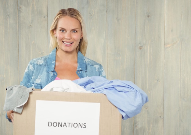 Foto mujer sonriente sosteniendo caja de donaciones