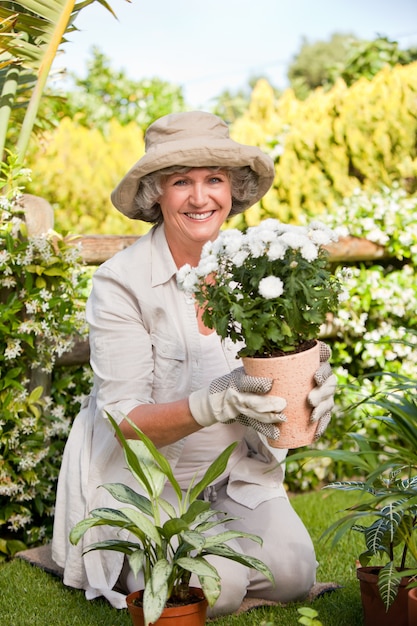 Mujer sonriente en su jardín