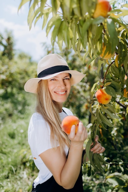 Mujer sonriente en su propio huerto