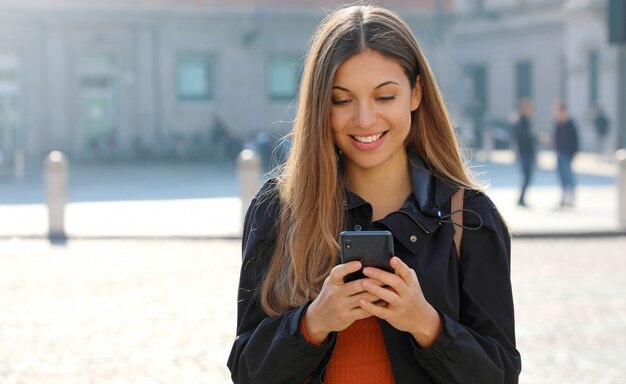 Mujer sonriente con su smartphone