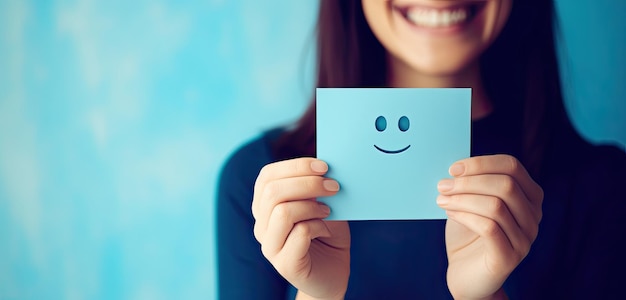 mujer sonriente, tenencia, un, tarjeta, con, un, cara sonriente, concepto positivo