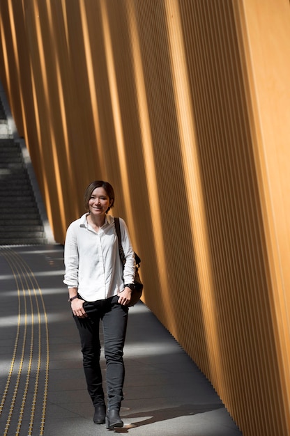 Foto mujer sonriente de tiro completo