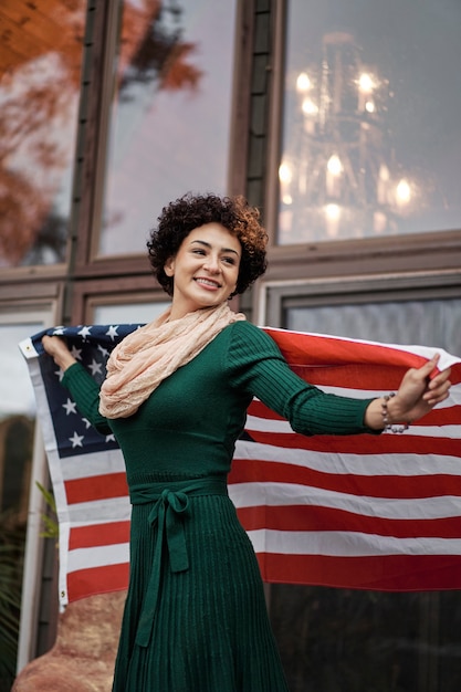 Mujer sonriente de tiro medio con bandera